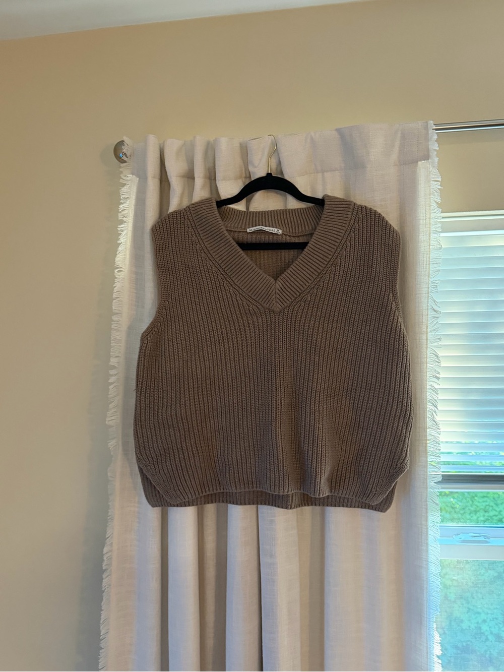 Abercrombie & Fitch Chunky V-Neck Sweater Vest - Taupe